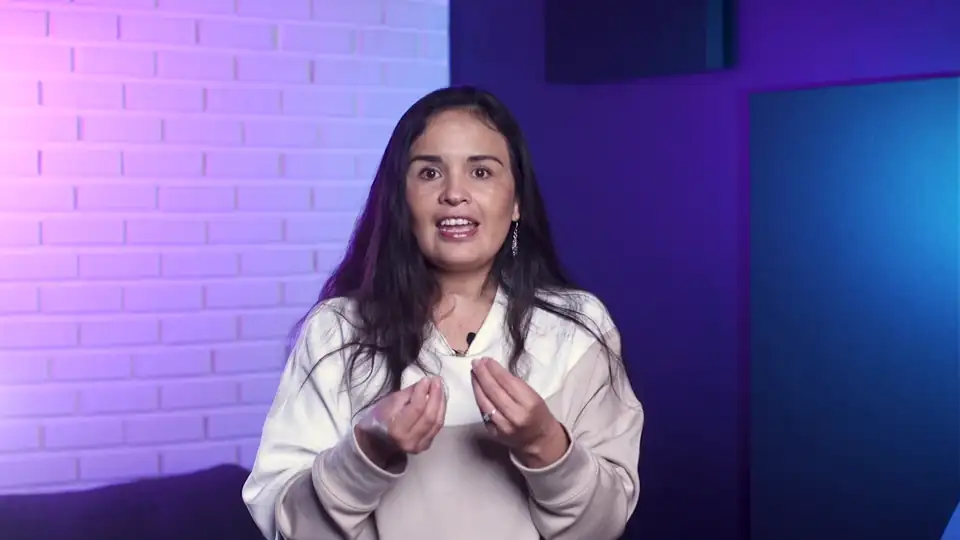 Claudia Herrera hablando sobre el programa bilingüe de Sol & Son